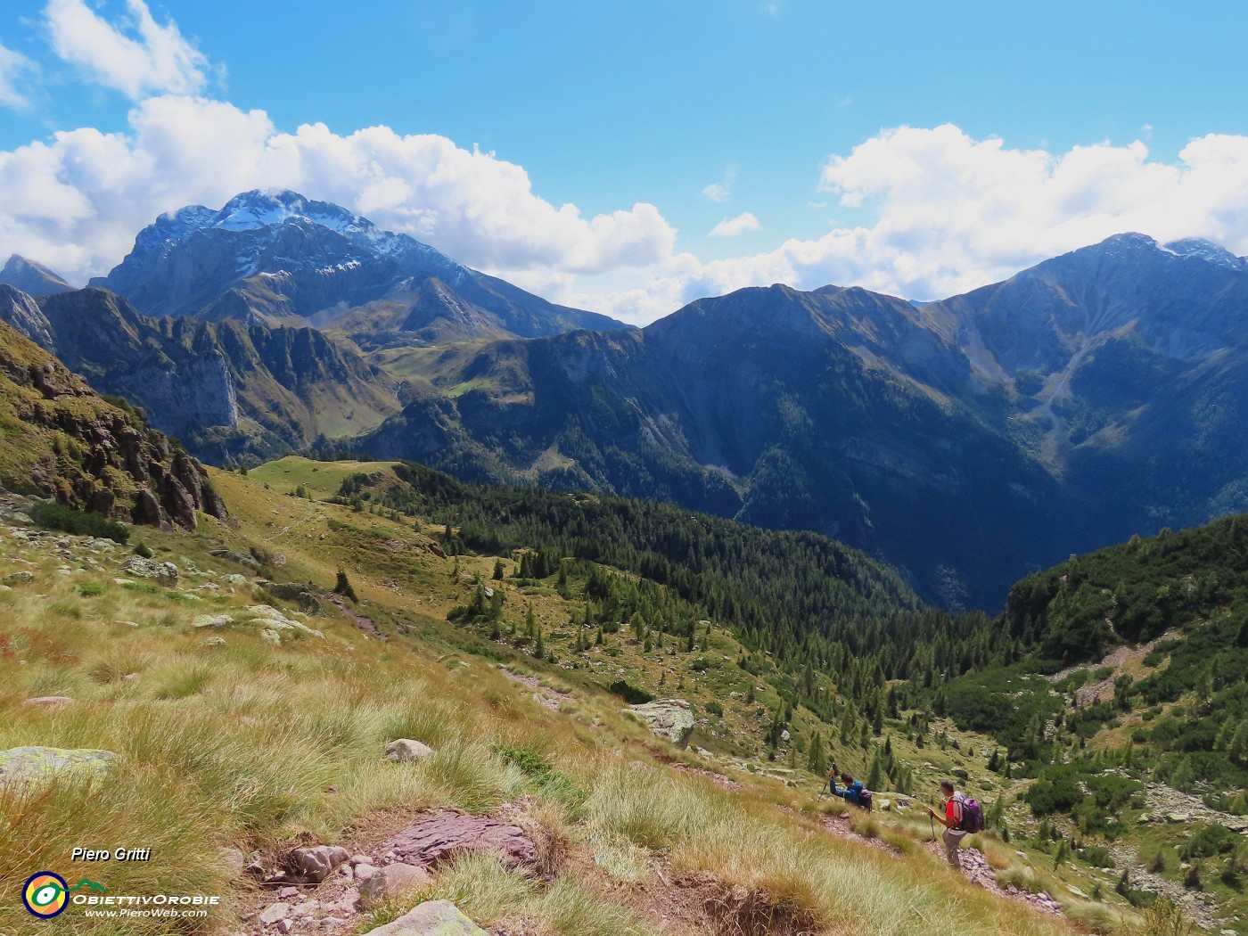 45 In fronte Arera a sx e Menna a dx.JPG